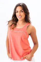 Musculosa color coral con cuello cuadrado y ribete blanco.