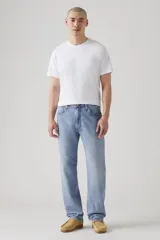 Jean celeste de corte recto relajado, tiro medio, con cinco bolsillos y cierre de cremallera.