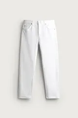 Jeans regular fit de corte recto y tiro medio, confeccionados en denim de algodón blanco con diseño de cinco bolsillos y cierre frontal con cremallera y botón.