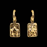 Aros tipo argolla dorada de 16 mm de diámetro con dije colgante rectangular de textura rústica y relieve de estrella en el centro.