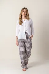 Pantalón de corte amplio con estampado a cuadros y flores en tonos beige y lila.