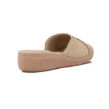 Sandalia Comfortflex color almendra con tira ancha y taco corrido.