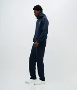 Pantalón de corte recto confeccionado en tejido de algodón y poliéster, con cintura elástica, cordón de ajuste y bolsillos laterales.
