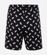 Pijama para hombre de dos piezas confeccionado en algodón, compuesto por una remera de manga corta a rayas horizontales con el logo de Batman en el pecho y un short negro con estampado integral de símbolos de Batman.