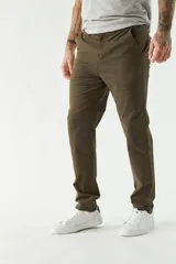 Pantalón chino clásico azul marino para hombre, de corte slim, con logo bordado y pasacinto.