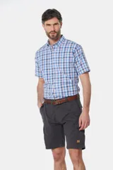 Bermuda cargo color beige con bolsillos laterales y traseros. Se ajusta a la cintura con cinturón de cuero marrón.