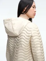 Campera negra con diseño acolchado de ondas horizontales, cierre frontal completo, capucha integrada y mangas largas.