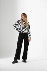 Pantalón cargo negro de corte recto y estilo urbano, con bolsillos laterales y tobillos ajustables.