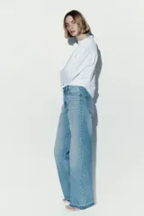 Jean de tiro alto con cinco bolsillos, confeccionado en denim de algodón rígido en color celeste claro, de piernas amplias y corte holgado con terminación recta.