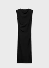 Vestido midi de color negro, sin mangas, con cuello redondo y diseño entallado. Presenta un detalle de fruncido lateral y cierre de cremallera en la parte posterior.