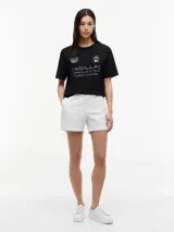 Remera de cuello redondo y corte regular, confeccionada en puro algodón. Presenta estampado gráfico en el frente con los logos de Cadillac Formula 1 Team y Tommy Hilfiger.