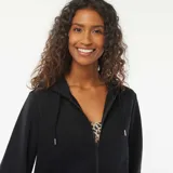 Buzo negro con capucha y cierre frontal con cremallera.