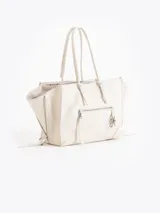 Cartera tote de cuero vacuno color blanco, de diseño estructurado con fuelles laterales expandibles mediante cierres y bolsillos externos con cierre y tiradores metálicos personalizados.