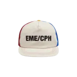Gorra Eme Studios de diseño color block, con frente beige claro y texto "EME/CPH" bordado en negro. Cuenta con paneles laterales en azul y burdeos, visera plana con costuras decorativas y botón superior amarillo.