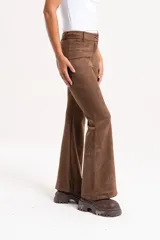 Pantalon de gamuza corte semi oxford, con tiro medio alto y cierre frontal con botón.