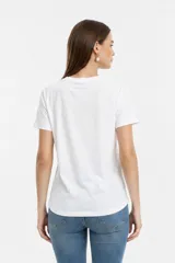 Remera negra de algodón con cuello redondo, manga corta y estampa frontal con texto en blanco.
