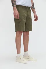Bermuda cargo de gabardina color tostado, con bolsillos laterales y bolsillos cargo con solapa en las piernas. Calce relajado.