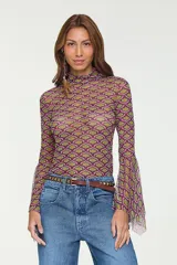 Top de tul estampado con cuello alto y mangas largas acampanadas, con diseño ajustado y tejido semi transparente.