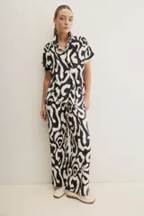 Pantalón ancho estampado de corte amplio y fluido, con cintura elastizada y lazo ajustable.