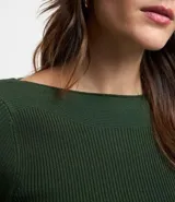 Blusa de punto de manga larga con cuello bote y textura acanalada vertical. Presenta un diseño ajustado al cuerpo, confeccionada en una mezcla de viscosa y poliamida.
