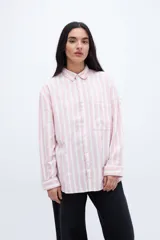 Camisa de algodón a rayas verticales rosas y blancas, con cuello solapa clásico y bolsillo cuadrado en el pecho.