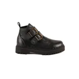 Bota de caña baja confeccionada en cuero vacuno encerado color negro, con suela track de 3 cm y doble tira con hebillas metálicas en el empeine.