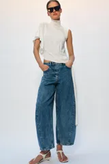 Jeans balloon leg de tiro medio color tostado, con diseño de cinco bolsillos, efecto lavado y costuras decorativas laterales.