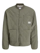 Campera acolchada tipo liner color verde oliva, con cuello estilo baseball, cierre frontal con botones a presión, bolsillos laterales y bolsillo en el pecho con etiqueta de marca.