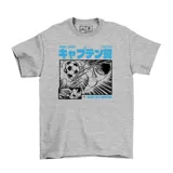 Remera gris de algodón con estampa frontal estilo manga que muestra una escena de fútbol de la serie Supercampeones en blanco y negro con detalles en azul.