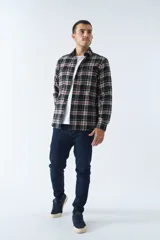 Camisa de viyela a cuadros negros, blancos y rojos, de corte slim fit, con bolsillos en el pecho, manga larga y cierre con botones.