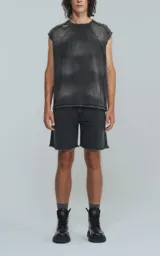 Sudadera sin mangas color negro con efecto nevado y roturas en los hombros. Presenta recortes en el delantero y un calce oversize.