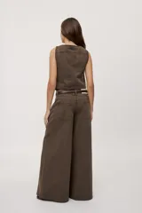 Jean wide leg de tiro bajo con calce relajado y piernas amplias, color celeste claro, estilo clásico de cinco bolsillos.