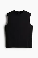 Musculosa negra de punto liviano, con ribete acanalado en el cuello y las sisas, bajo recto y corte estándar.