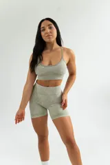 Top deportivo celeste con espalda estilo nadador y banda elástica en el bajo busto.