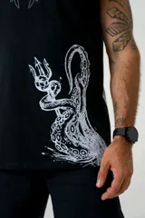 Musculosa negra de algodón elastizado con cuello y sisas en blanco. Estampado frontal con texto y dibujo de un kraken.