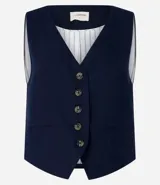 Chaleco femenino confeccionado en viscolino celeste, con escote en v, cierre por botones contrastantes y bolsillos delanteros.