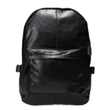Mochila urbana de cuero sintético color negro, con compartimento principal amplio y bolsillo frontal con cierre. Presenta costuras verticales decorativas y tiradores de cierre a tono.