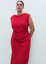 Vestido midi de corte entallado, sin mangas y con cuello redondo. Presenta un detalle de fruncido lateral y cierre de cremallera en la parte posterior, con forro interior.
