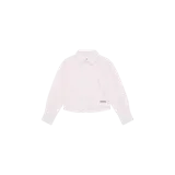 Camisa oversize de manga larga con diseño a rayas verticales rosadas y blancas, cuello camisero, cierre frontal de botones y pequeño parche con logo bordado en el bajo.