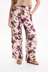 Pantalón de viscosa con estampado animal print tipo cebra, corte recto y cintura elastizada.