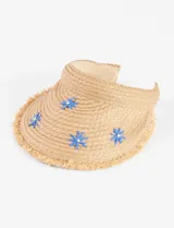 Visera de paja color beige con ala ancha y detalle de flores bordadas en azul.