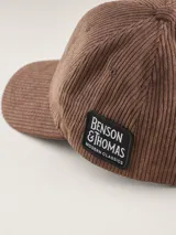 Gorra tipo baseball confeccionada en pana color azul marino, con parche rectangular lateral que incluye el logo de la marca Benson & Thomas.