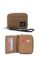 Billetera corta de diseño capitoneado con cierre perimetral y solapa frontal. Cuenta con compartimentos internos para tarjetas y billetes, e incluye una correa de mano desmontable.