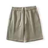 Bermuda deportiva color verde, de corte relajado, con bolsillos laterales y trasero.