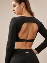 Top deportivo negro de manga larga con escote cuadrado.