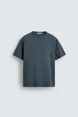 Camiseta de corte regular, cuello redondo y manga corta, confeccionada en tejido de peso medio.