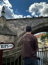 Remera marrón de corte oversize con estampado pequeño en el pecho.