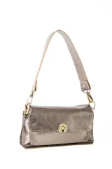 Mini bag plateada de cuero con correa de hombro ajustable y cierre con broche metálico.