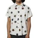Camisa de manga corta color blanco con estampado de flores pequeñas en tonos oscuros y tierra. Presenta cuello clásico, cierre frontal con botones y un bolsillo en el pecho.