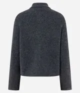 Campera de punto con textura, corte recto y cuello clásico. Presenta cierre frontal con botones y dos bolsillos aplicados con solapa en el pecho.